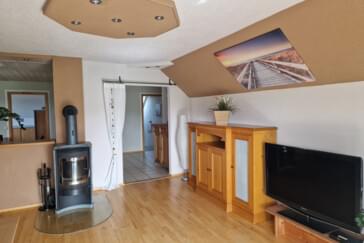 Wohnzimmer mit Holzofen, Balko