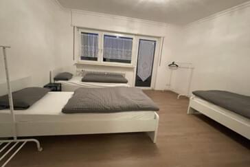 Zimmer 1 mit 3 Betten Balkonzu