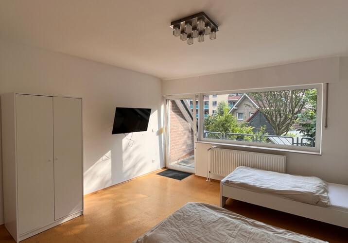 Großes Zimmer mit Smart TV und