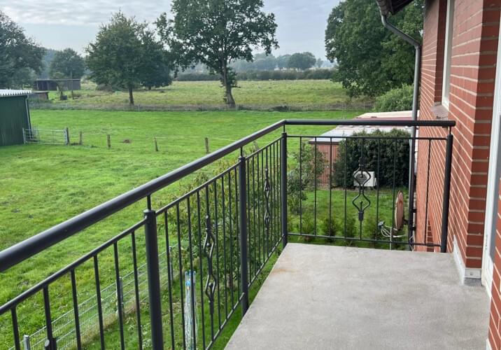 Balkon mit Aussicht ins Grüne