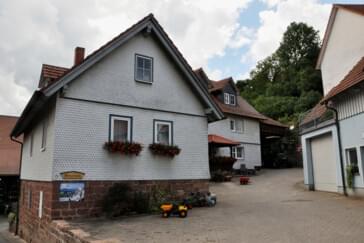 Monteurzimmer in Sinntal - ★ 2 Ferienwohnungen ★ für bis zu 9 Personen - "Ferienbauernhof Elm"