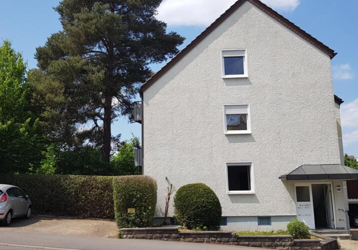 Hausansicht und PKW-Stellplätz