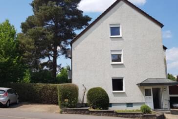 Hausansicht und PKW-Stellplätz