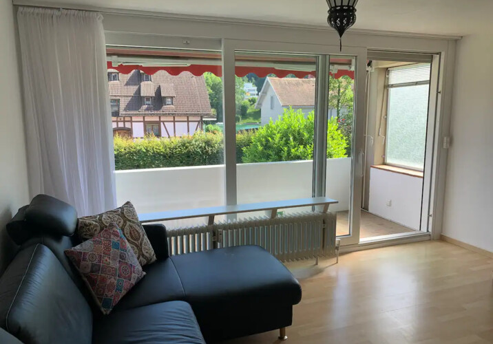 Wohnzimmer mit Balkon