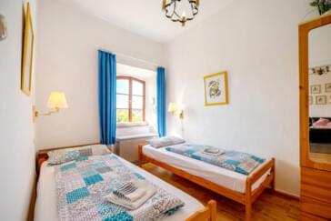 Monteurzimmer in Maring-Noviand - Ferienwohnung Kapelle - Küche mit Spülmaschine + Mikrowelle, großer Parkplatz, extra Toilette