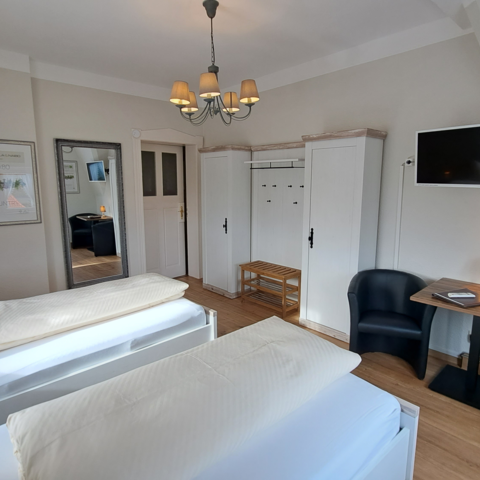 4 P.-  2 Schlafzimmer getr. B.