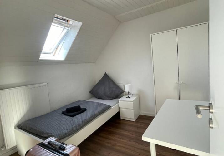 Schlafzimmer mit Schreibtisch