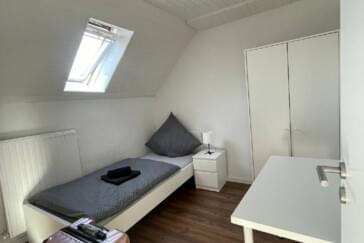 Schlafzimmer mit Schreibtisch