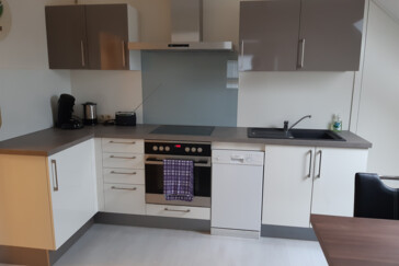 helle, voll eingerichtete Küch