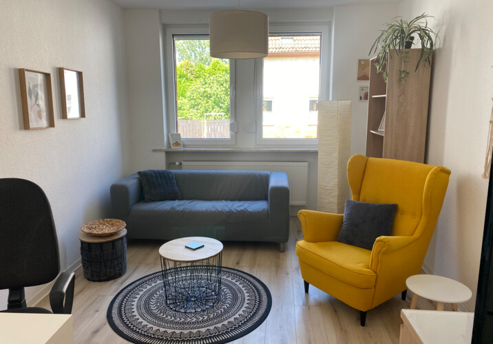 WZ mit TV und Arbeitsplatz