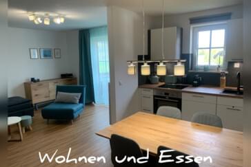 Wohnzimmer und Küche und Essen