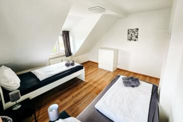 Schlafzimmer mit 2 Betten