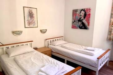 Zimmer mit zwei Einzelbetten