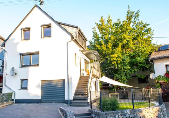 2 Parkplätze vor dem Haus