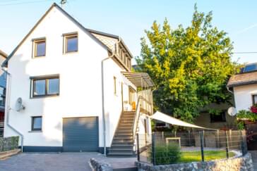 2 Parkplätze vor dem Haus