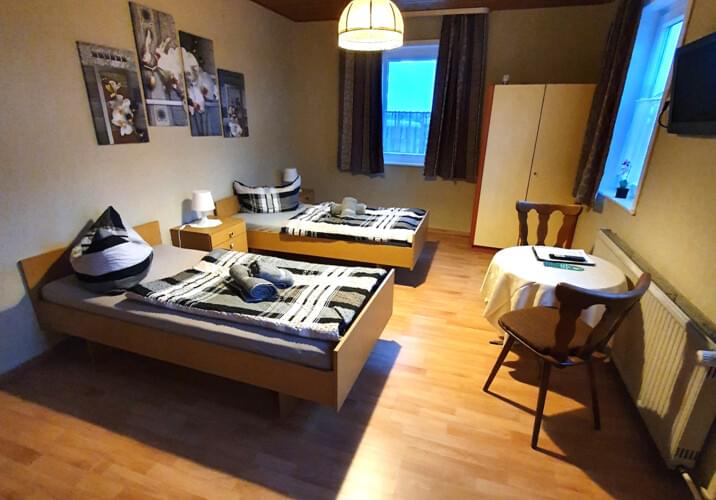 Zweibettzimmer mit SAT-TV und 