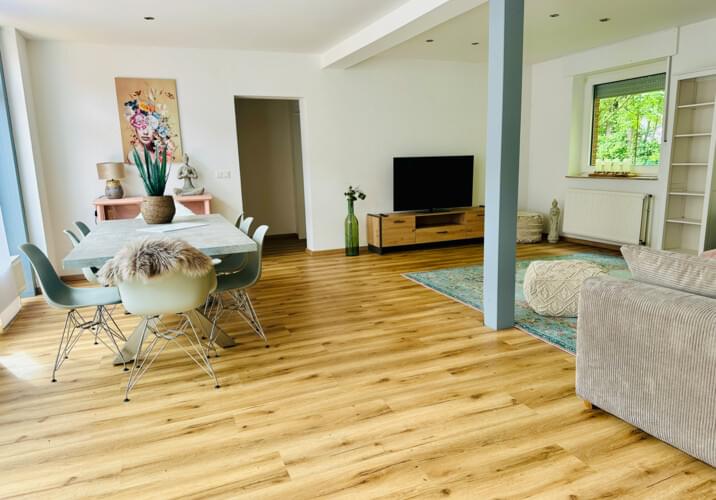 Wohnzimmer und Esszimmer