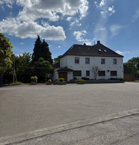 Wohnhaus mit großem Privatpark