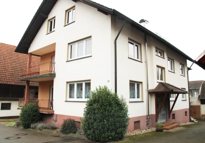 Hausansicht mit Parkmöglichkei