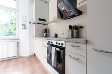 Voll ausgestattete Küche 