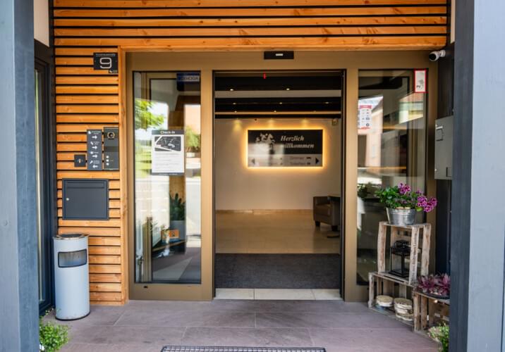 Eingangsbereich mit Klingel & 