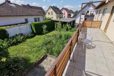 Balkon mit Blick auf Garten un