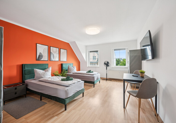 Schlafzimmer mit Smart TV 50"