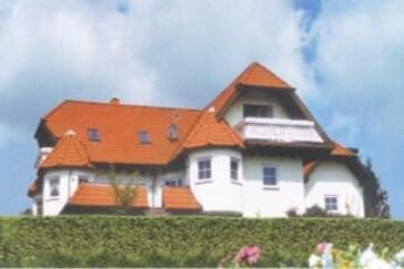 Straßenseite mit 6 Parkplätzen