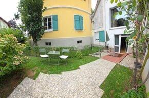 Eingang mit kleiner Terrasse u