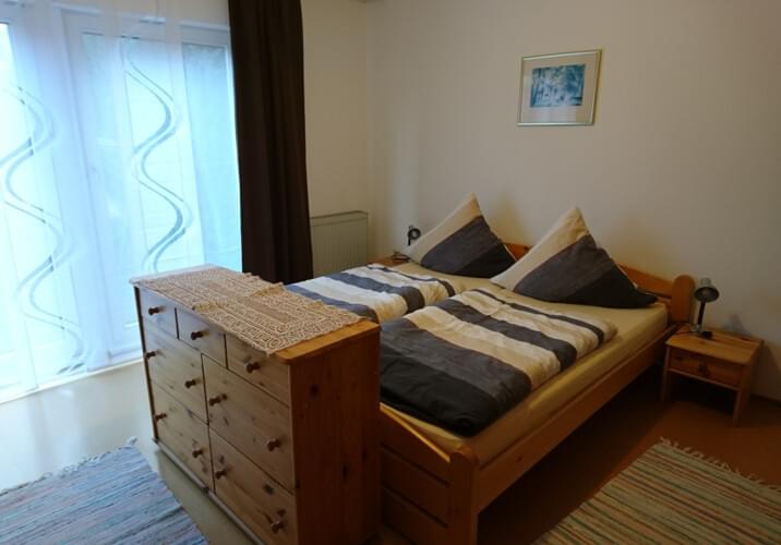 Schlafzimmer 1, ein Ehebett un