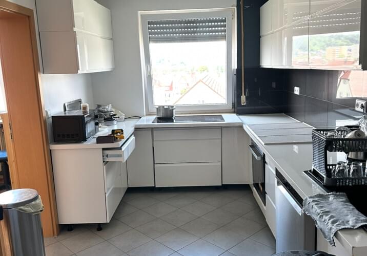 Helle Küche mit Backofen, Koch