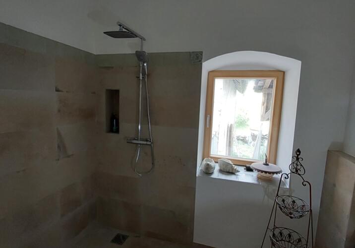 Bad mit Dusche und Waschmaschi