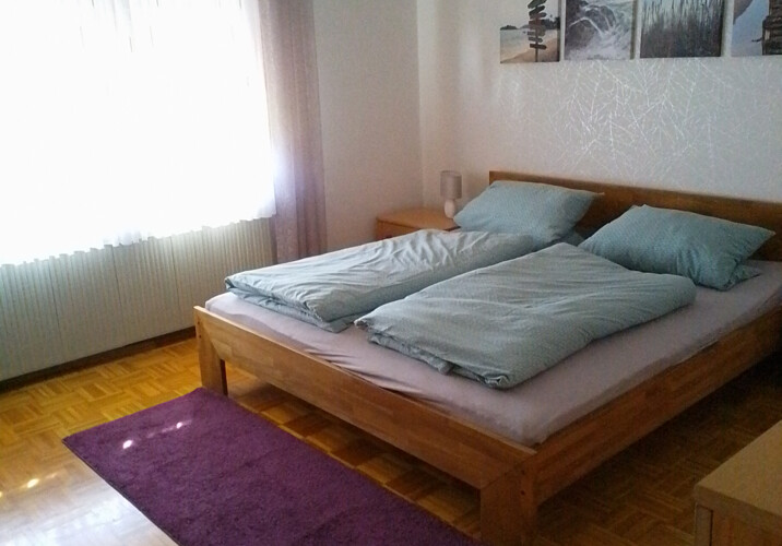 Schlafzimmer mit Doppelbett