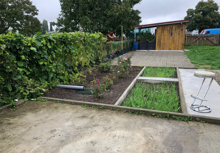 Parkplatz und Außengelände