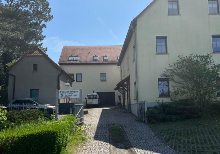 Außenansicht mit Parkplätzen