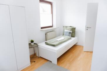 Monteurzimmer in Straubing - Große Wohnung mit Parkplatz und Balkon