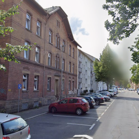 Einfaches Gebäude mit Parkplat