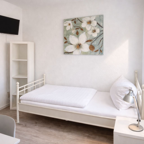 Monteurzimmer in Würzburg - Neue Monteurunterkunft in Pension, Einzel- oder Doppelzimmer mit eigenem Bad, Wifi, Parkplatz, Top Lage. Würzburger Straße 4, SW