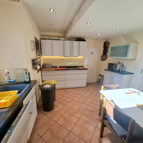 voll ausgestattete Küche 