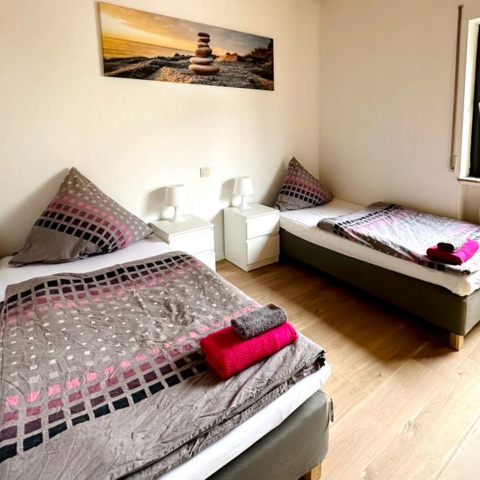 Monteurzimmer in Stipshausen - BB Crew House & Boarding House - 25 getrennte Betten (3 Apartments) 