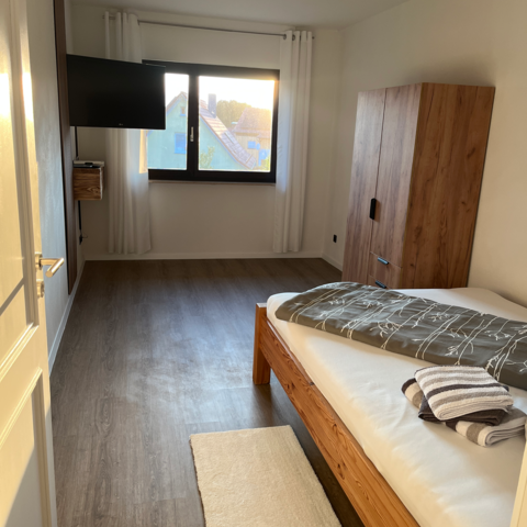 Monteurzimmer in Oberkalbach - Moderne Monteurwohnung – 120 m² 3 Einzelzimmer  2 Bäder Balkon Ruhige Lage