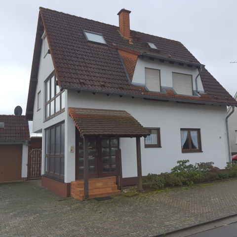 Hausansicht von der Straße mit