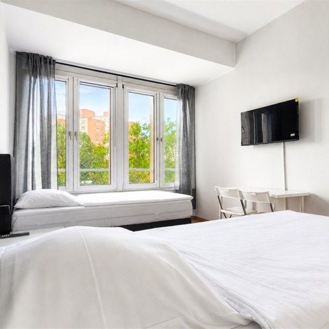 Großes und helles Schlafzimmer