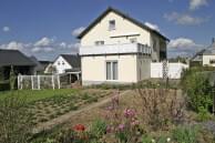 Hausansicht mit Garten