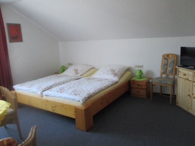 Monteurzimmer: Monteur-Privatzimmer Knebel in 73488 Ellenberg