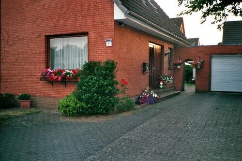 Ein Parkplatz vor dem Haus