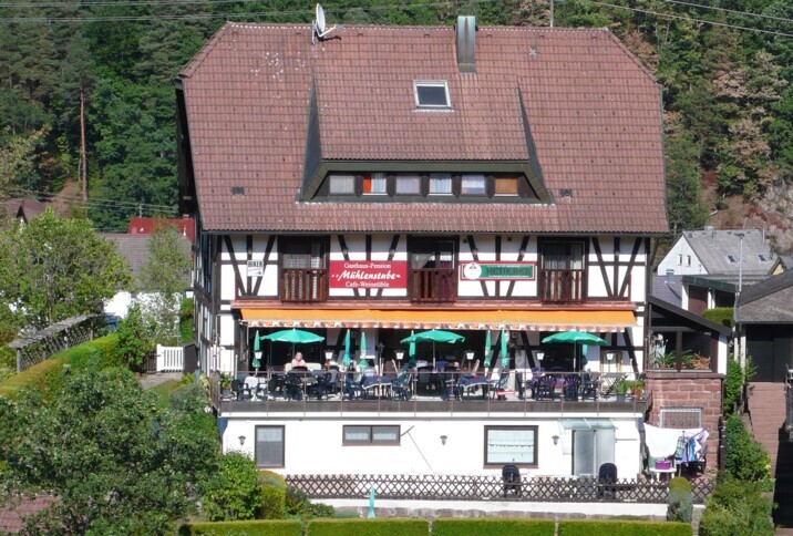 Rückseite mit Terrasse
