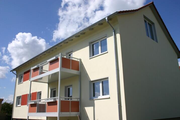 Hausansicht mit Balkon